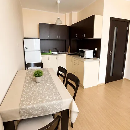 модерен с балкон и басейн влас Apartman *