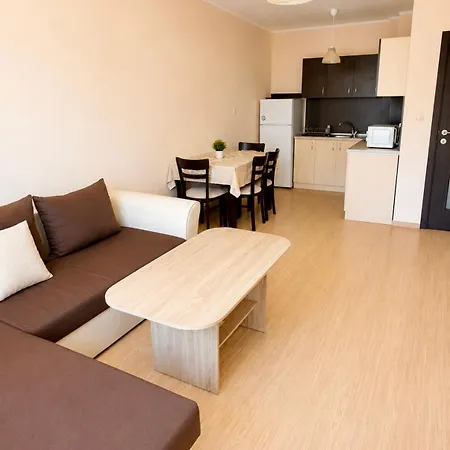 модерен с балкон и басейн влас Apartman